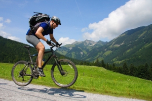 Fahrrad Routen: Transalp Biker vor Bergkulisse