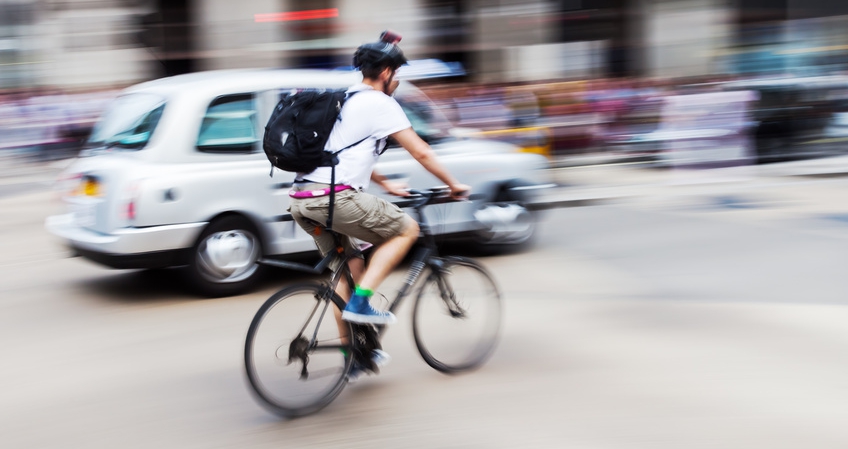 Radfahrer mit Citybike im Stadtverkehr