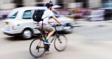 Radfahrer mit Cruiser im Stadtverkehr