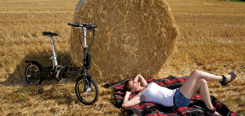 Junge Frau entspannt mit Faltrad