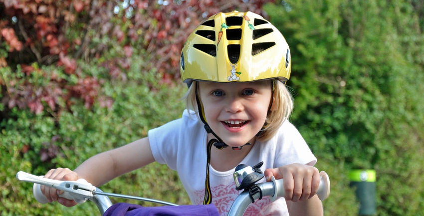 Kind auf Kinderfahrrad