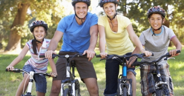 Familie mit Mountainbike auf Fahrrad Route